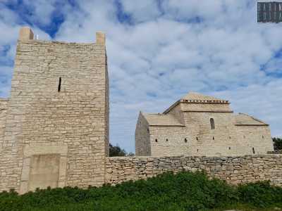 � costruita in pietrame sbozzato e addossata alla cinta muraria del Casale omonimo, edificato alla fine dell�VIII secolo, che include anche una preziosa chiesa preromanica